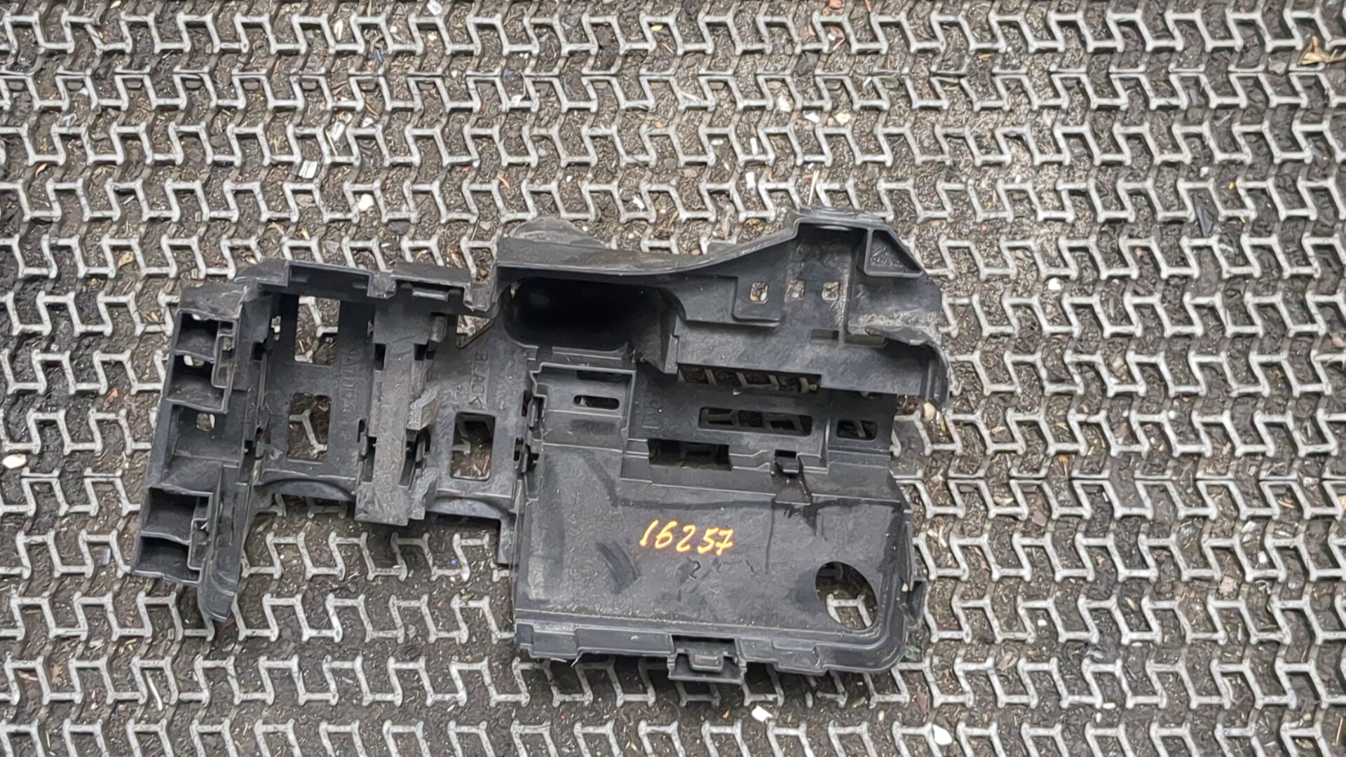 Площадка под аккумулятор (АКБ)