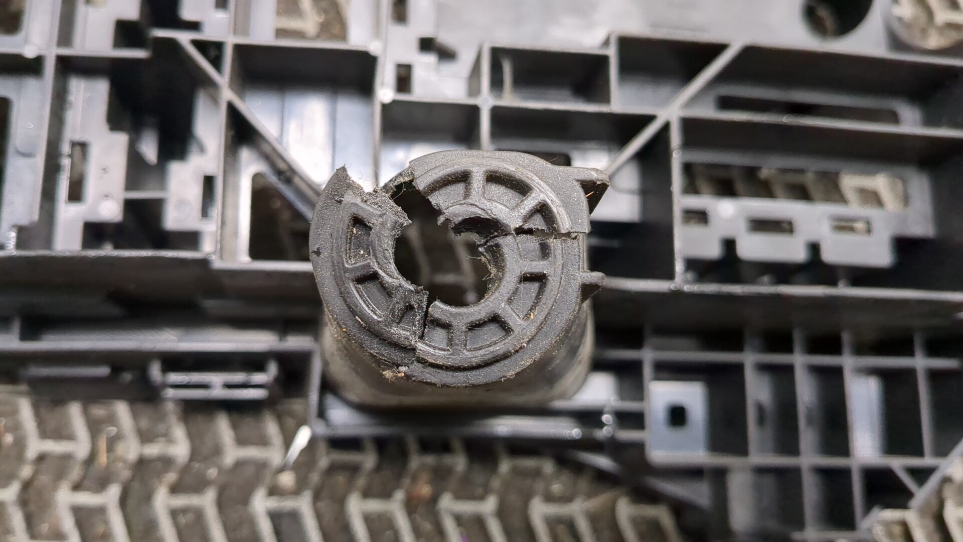 Площадка под аккумулятор (АКБ)