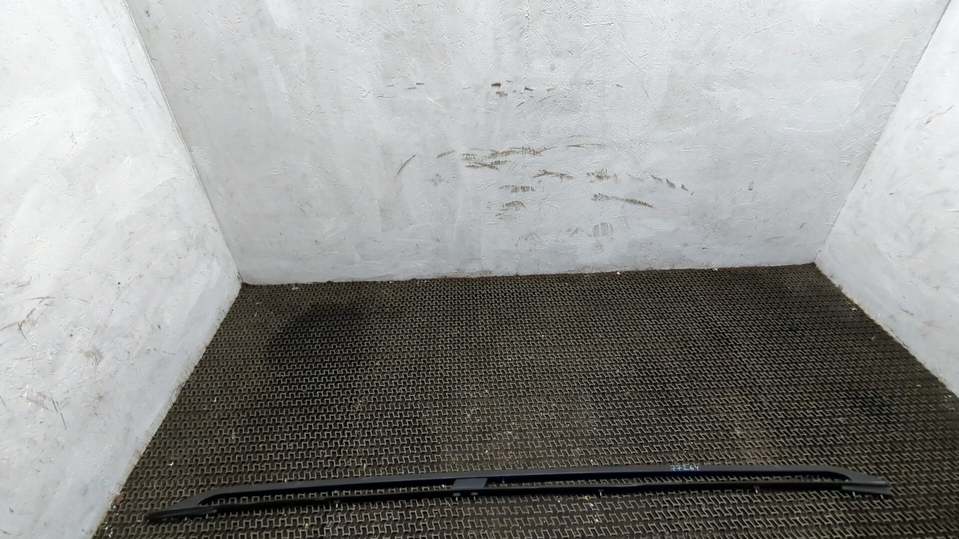 Рейлинг (релинг) правый (планка на крышу)