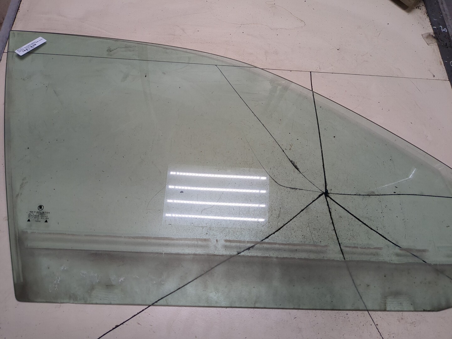 Стекло двери передней правой