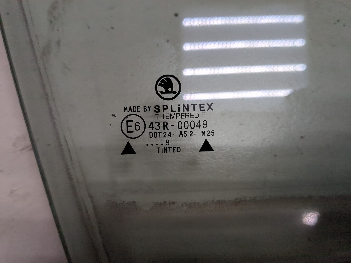 Стекло двери передней правой