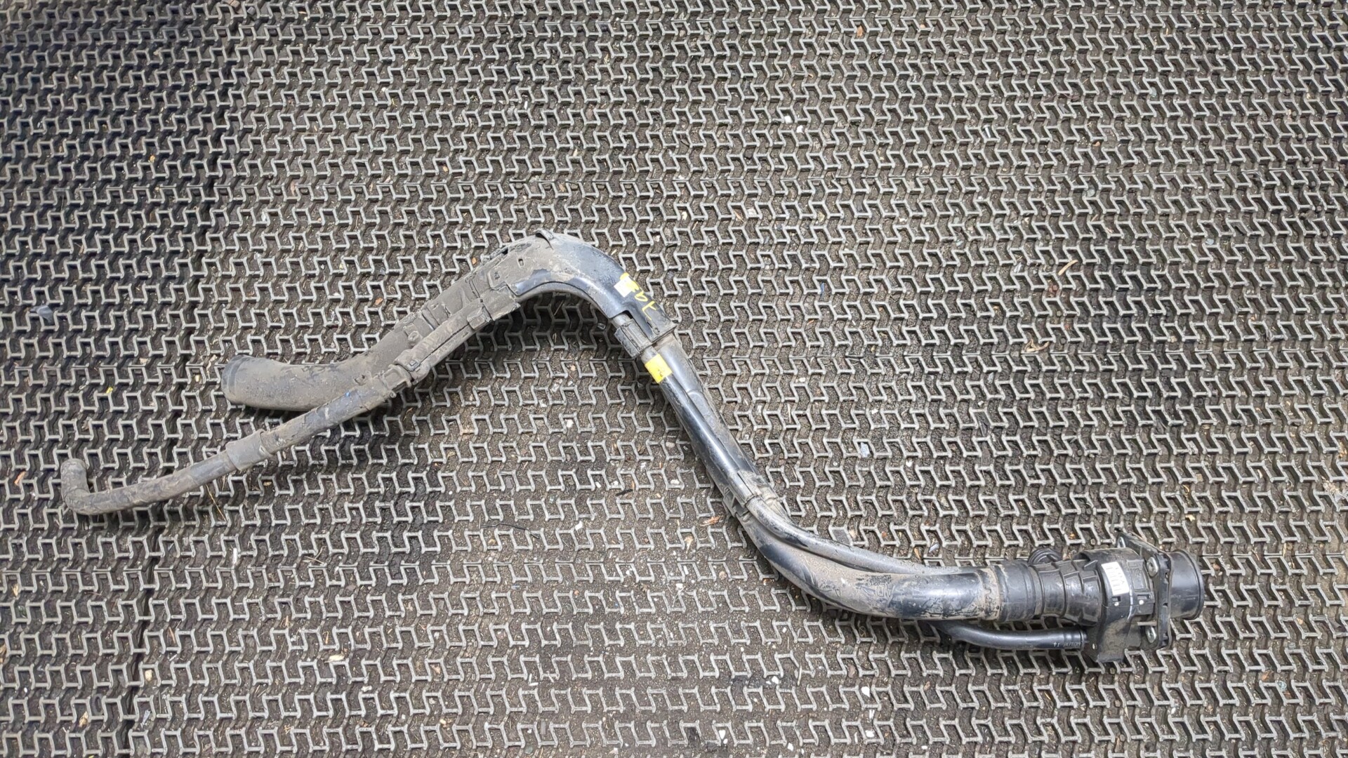 Горловина топливного бака