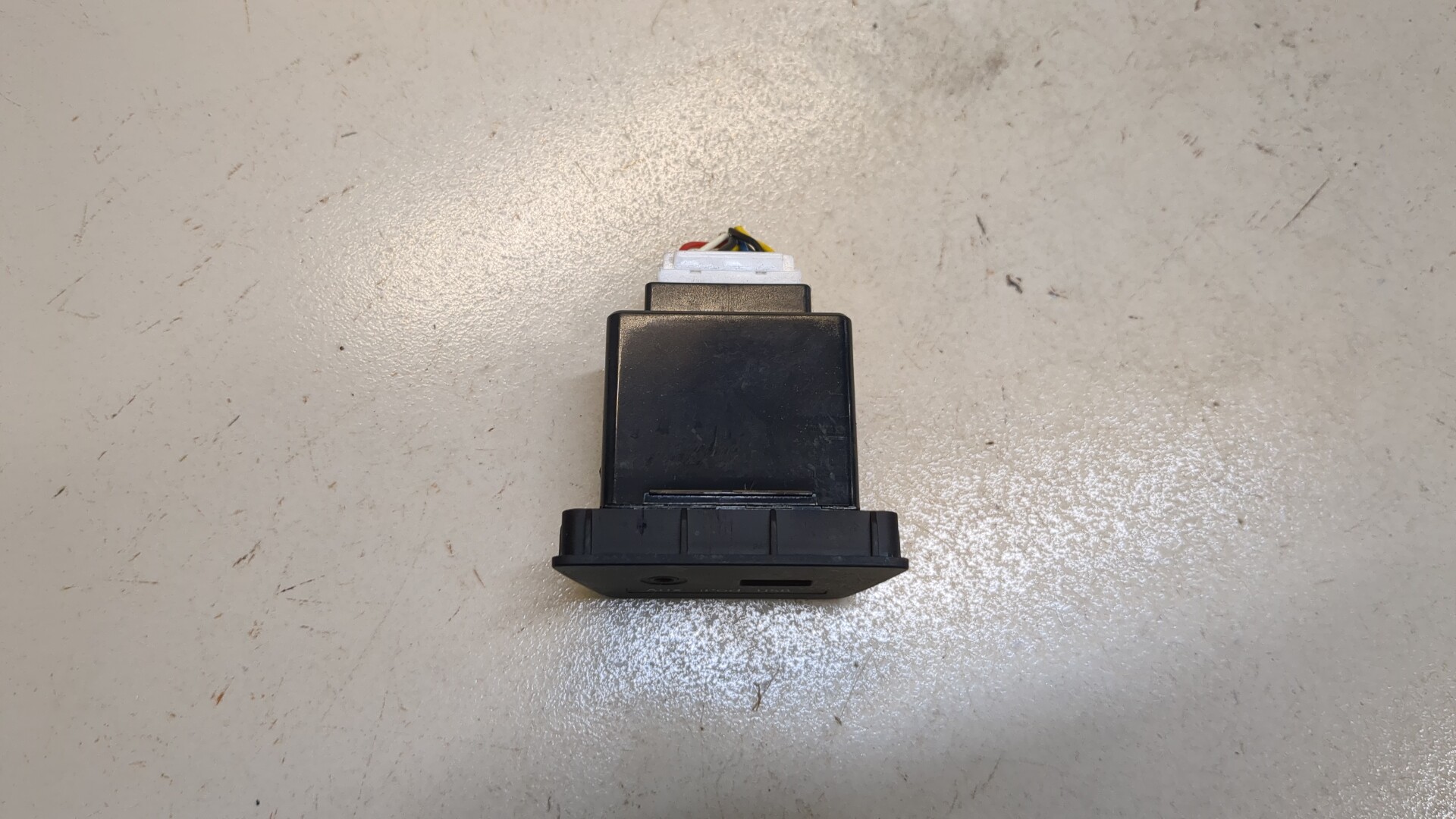 Гнездо AUX / USB IN