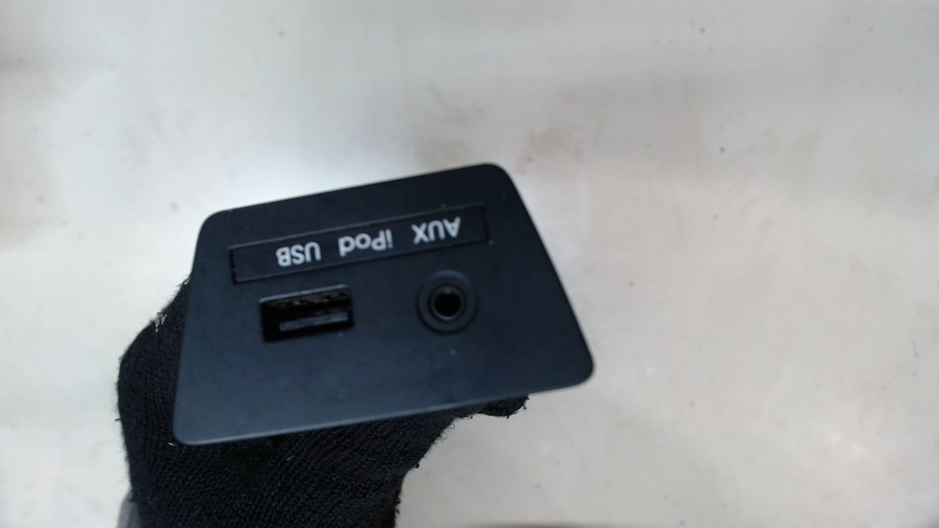 Гнездо AUX / USB IN