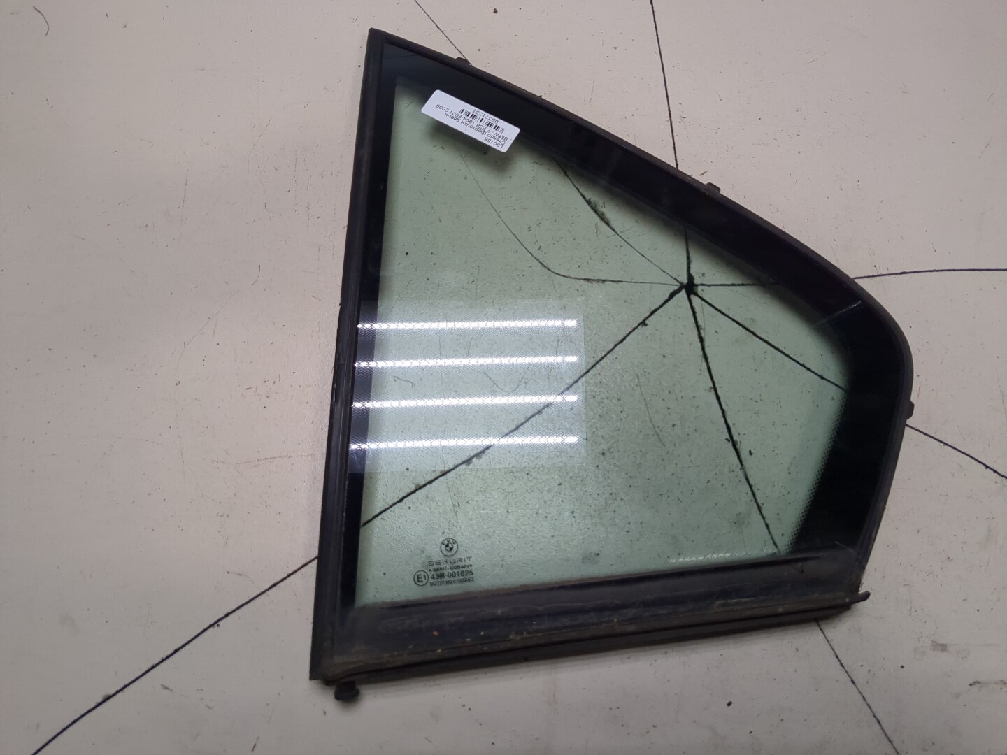 Стекло двери задней левой (форточка)