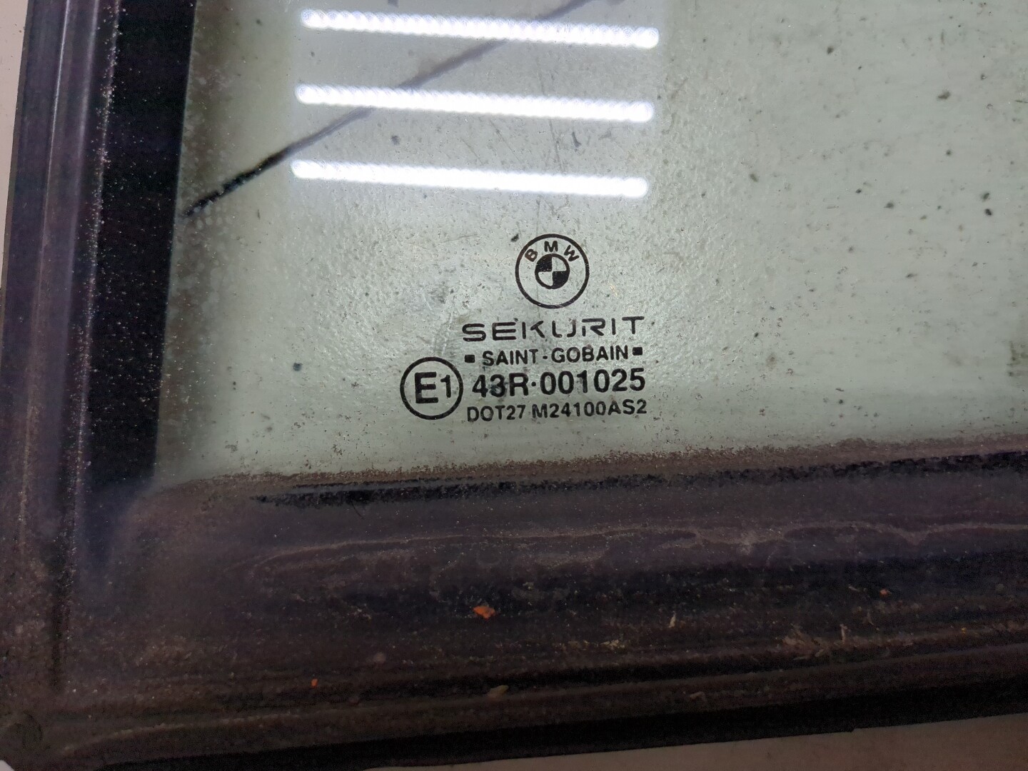 Стекло двери задней левой (форточка)