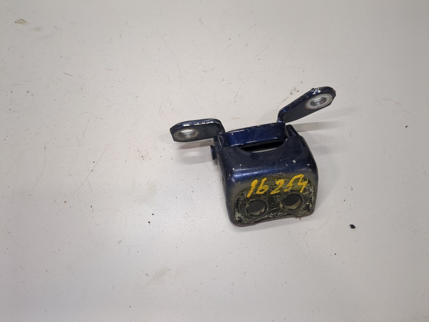 Петля двери