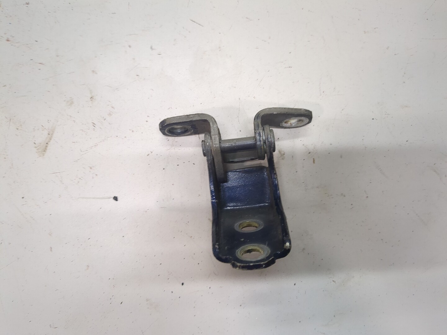 Петля двери