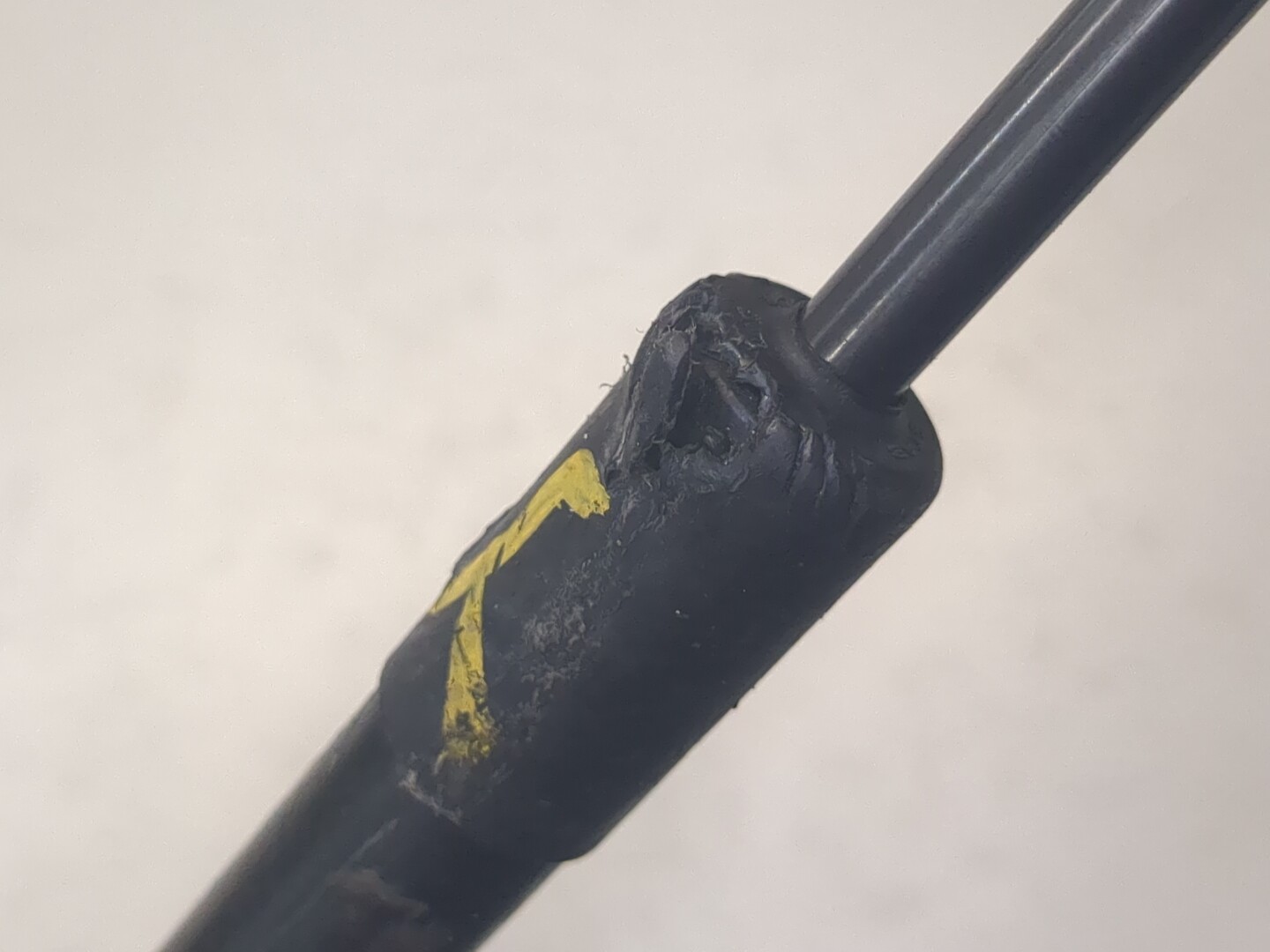 Амортизатор капота