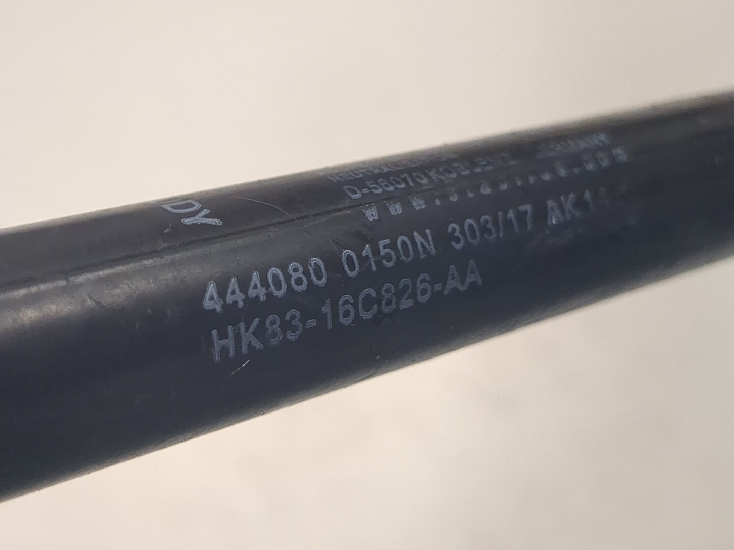 Амортизатор капота