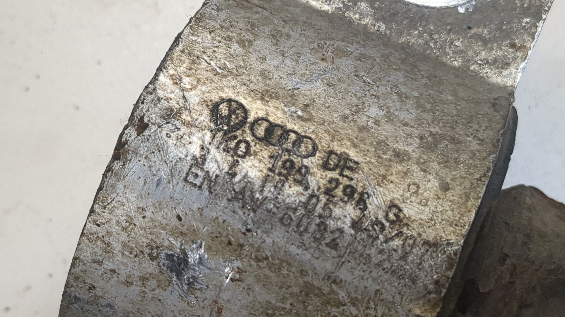 Рычаг передний правый