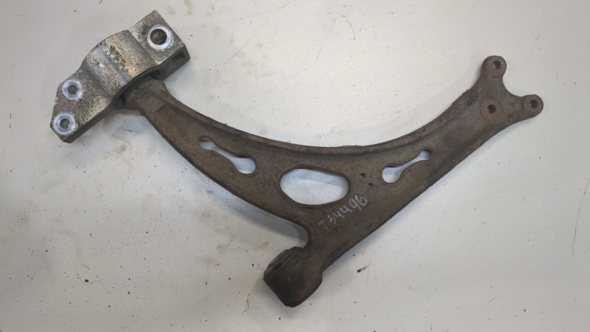 Рычаг передний правый