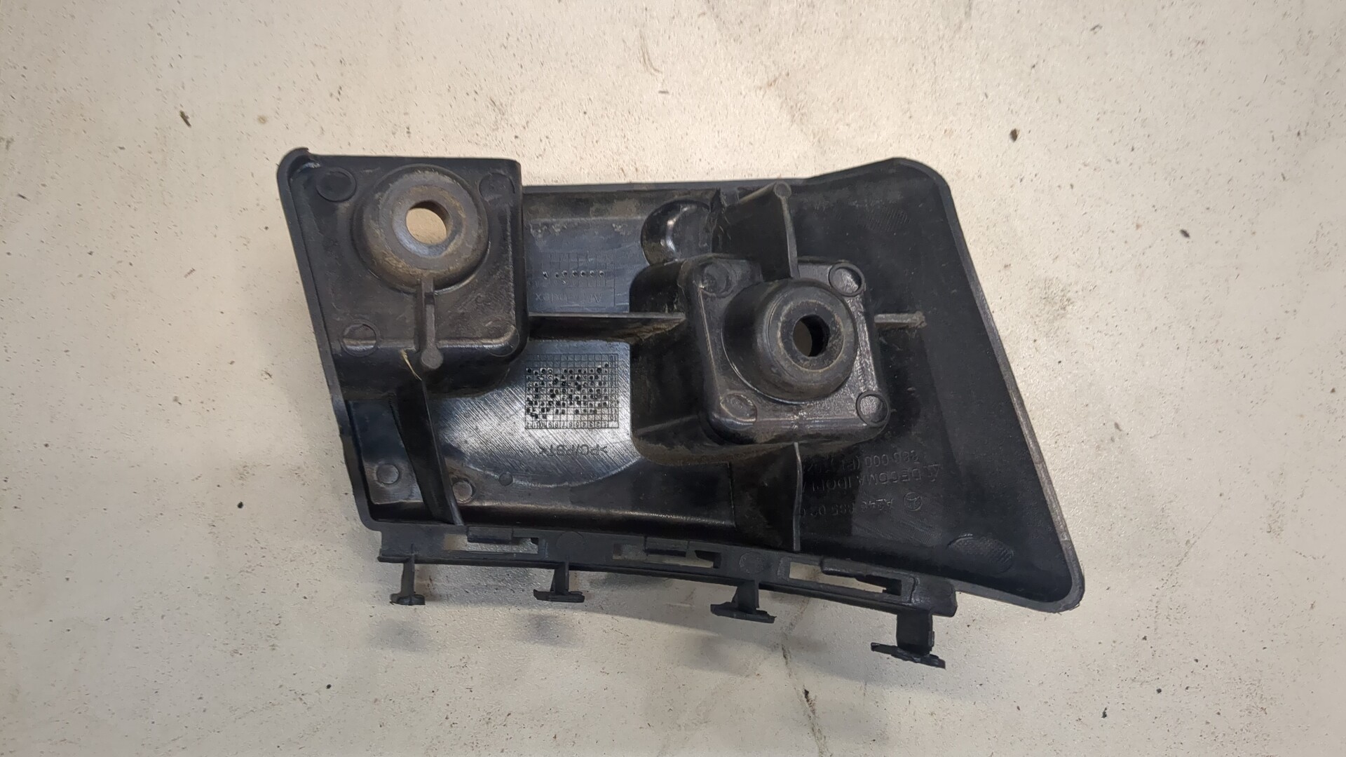 Кронштейн заднего бампера правый