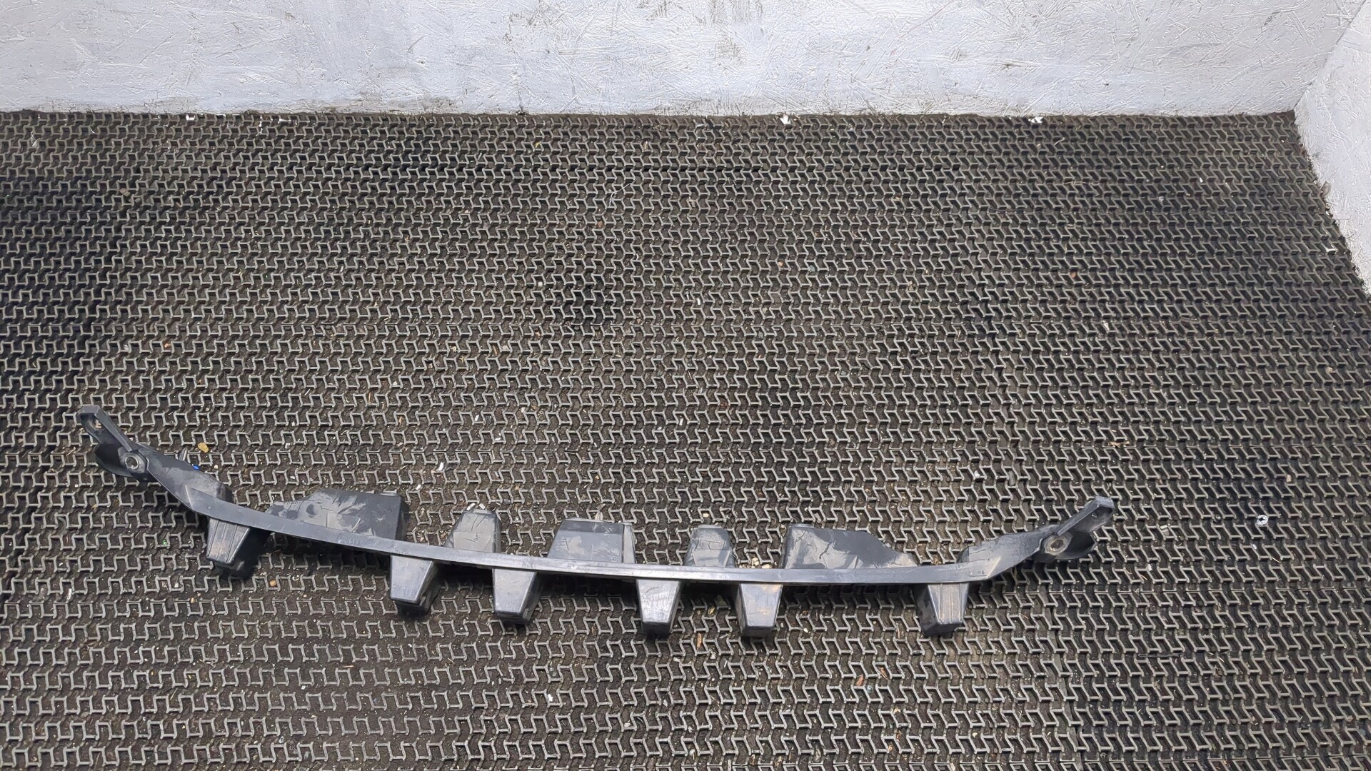 Кронштейн заднего бампера