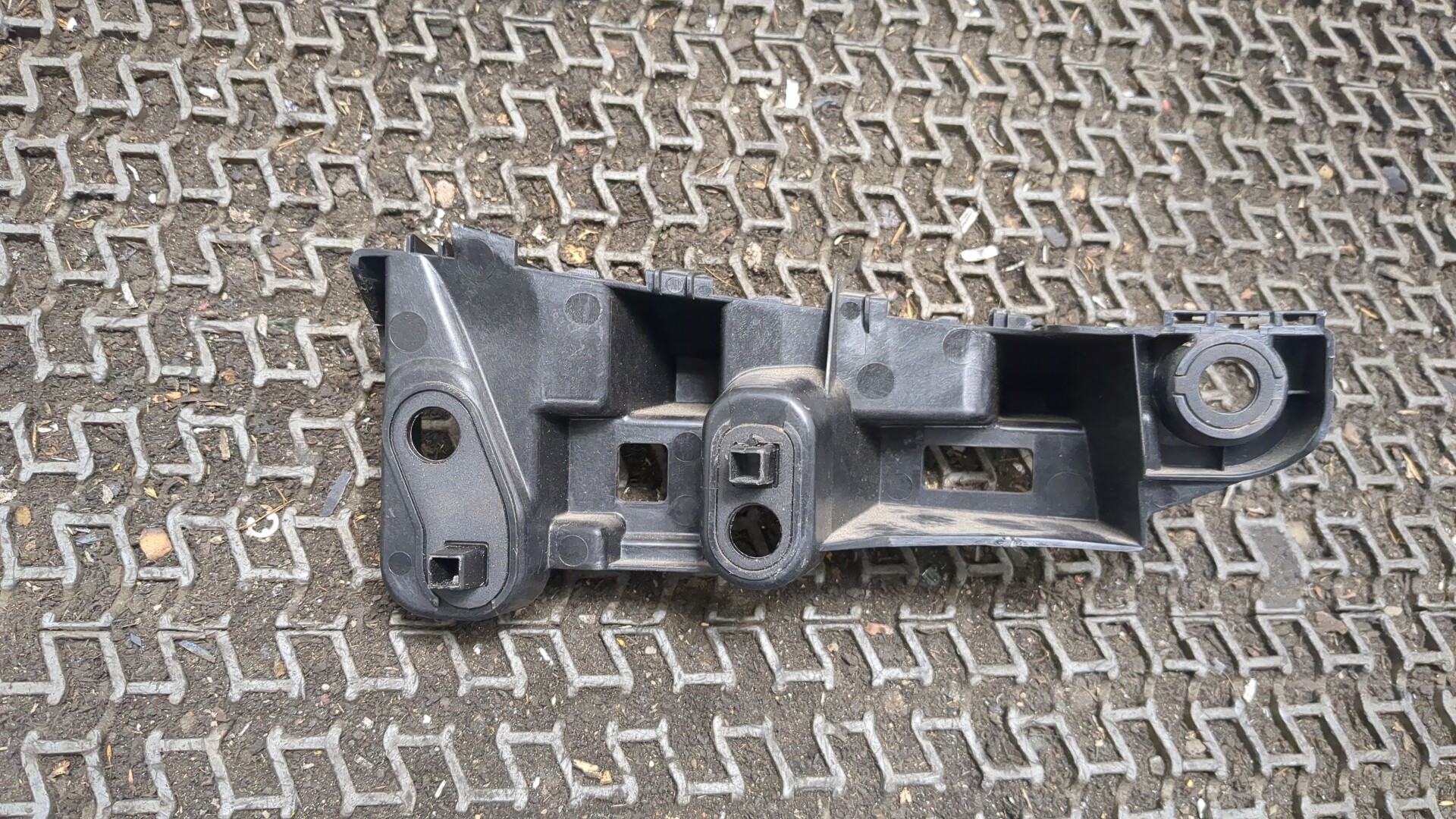 Кронштейн заднего бампера правый