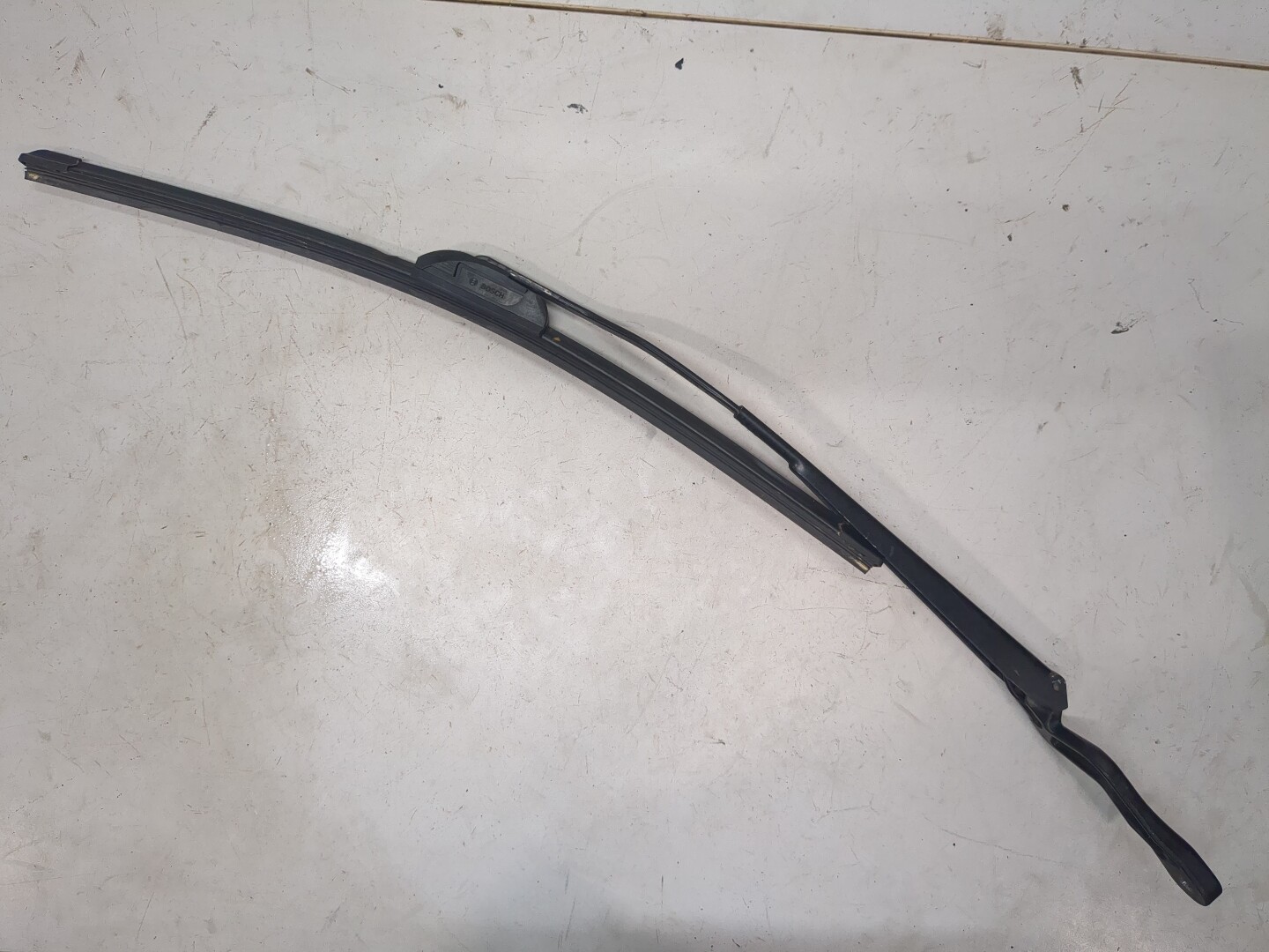 Поводок стеклоочистителя передний левый