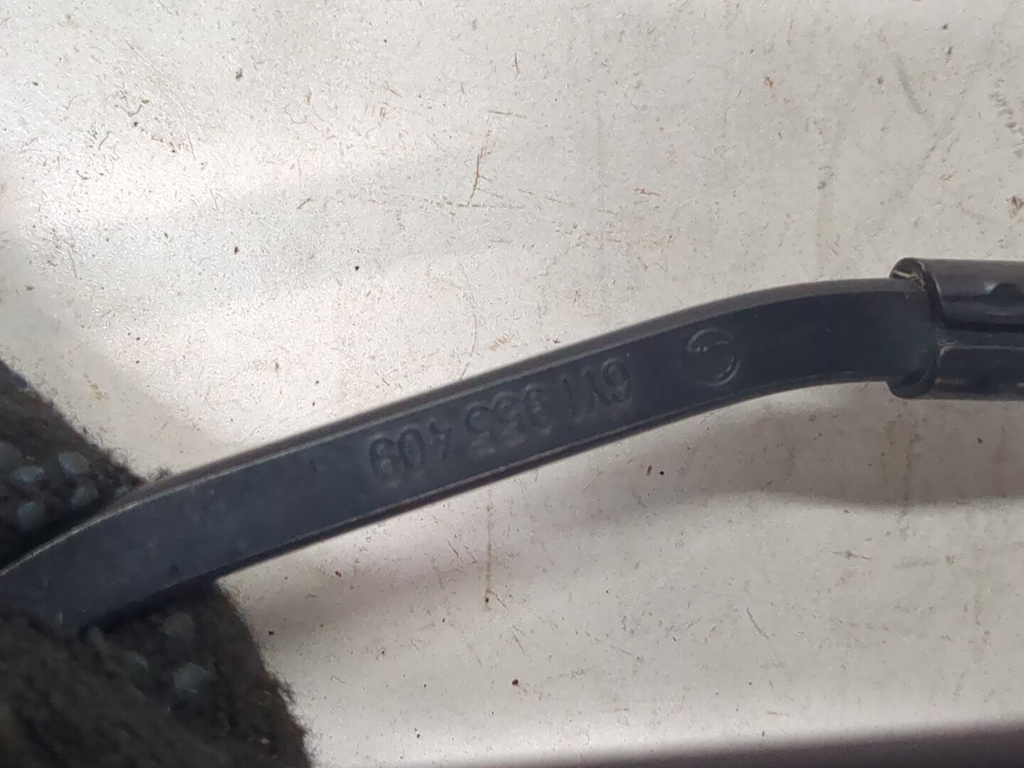 Поводок стеклоочистителя передний левый