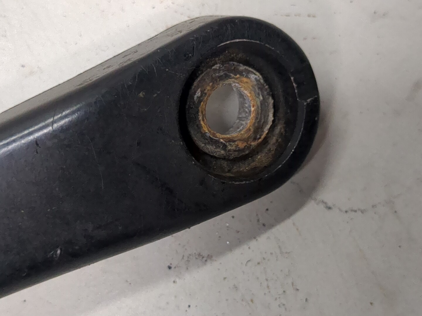 Поводок стеклоочистителя передний левый