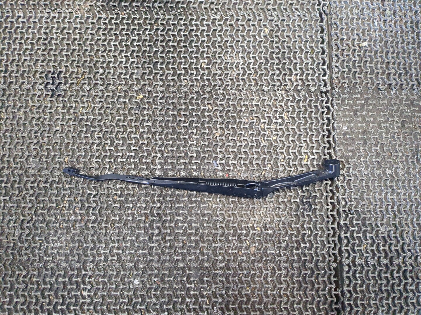 Поводок стеклоочистителя переднего