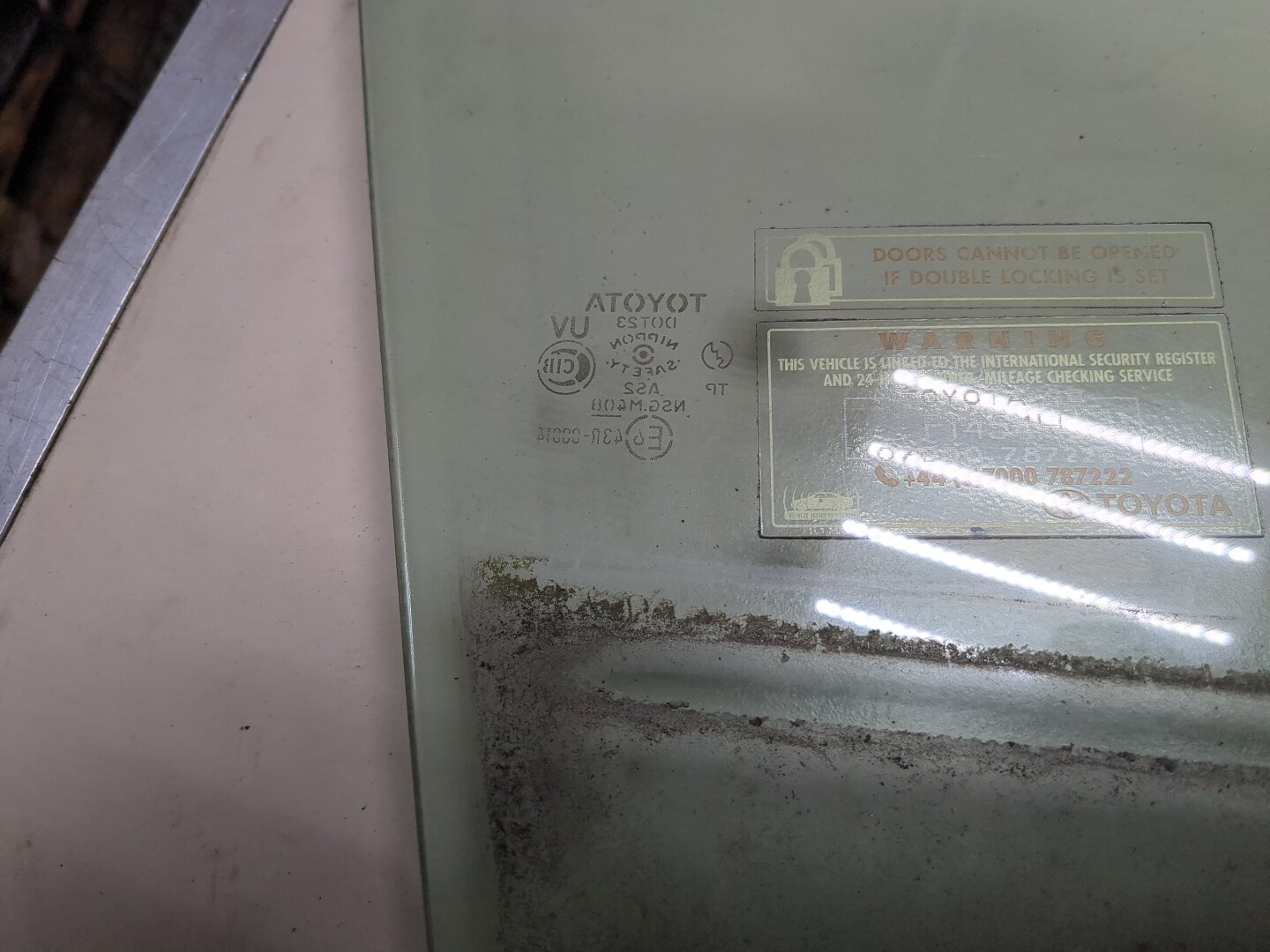 Стекло двери передней правой