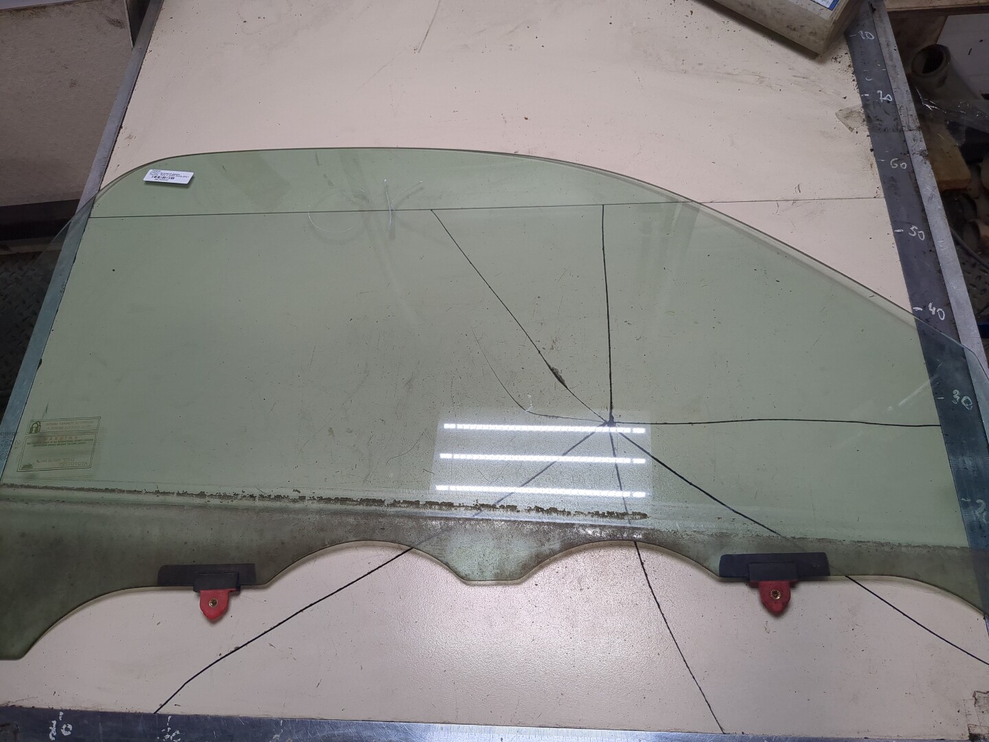 Стекло двери передней правой