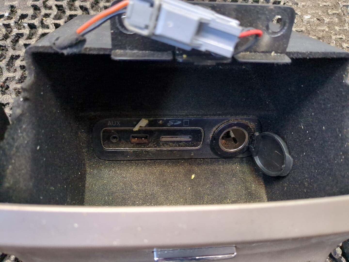 Гнездо AUX / USB IN для Cherokee (KL) 2013>