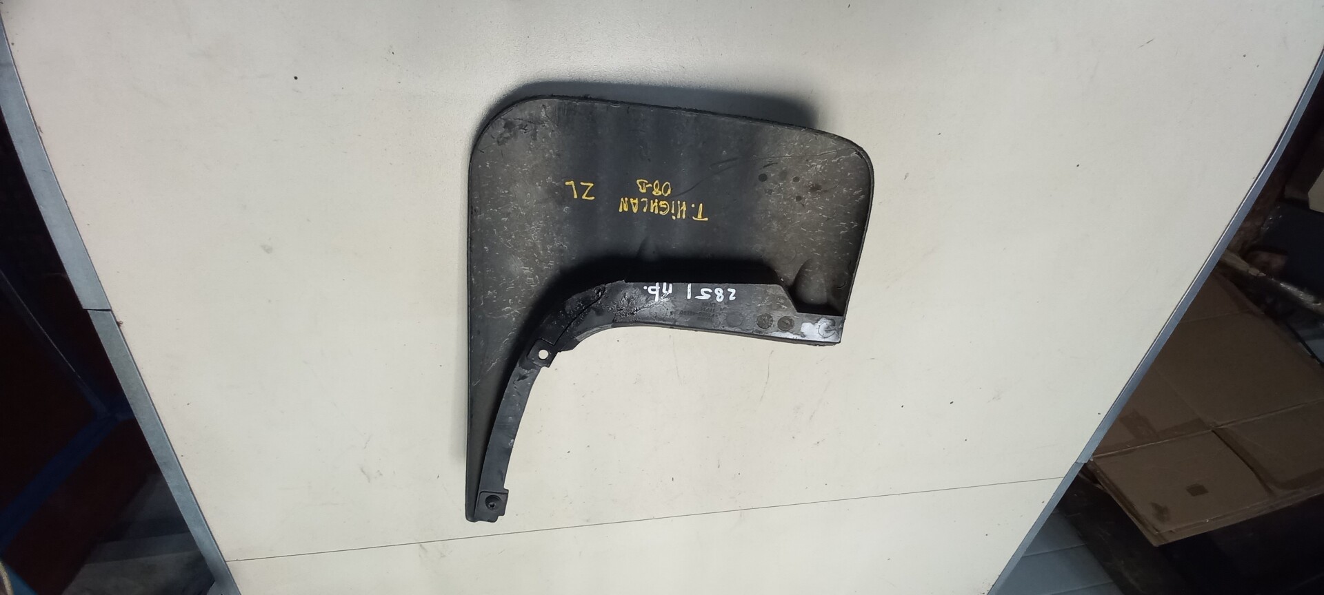 Брызговик задний левый