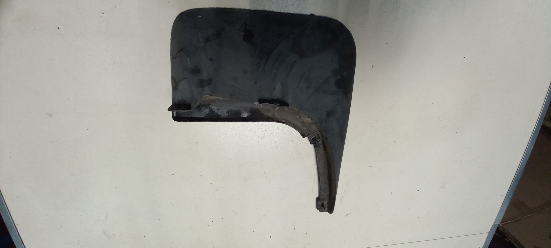 Брызговик задний левый