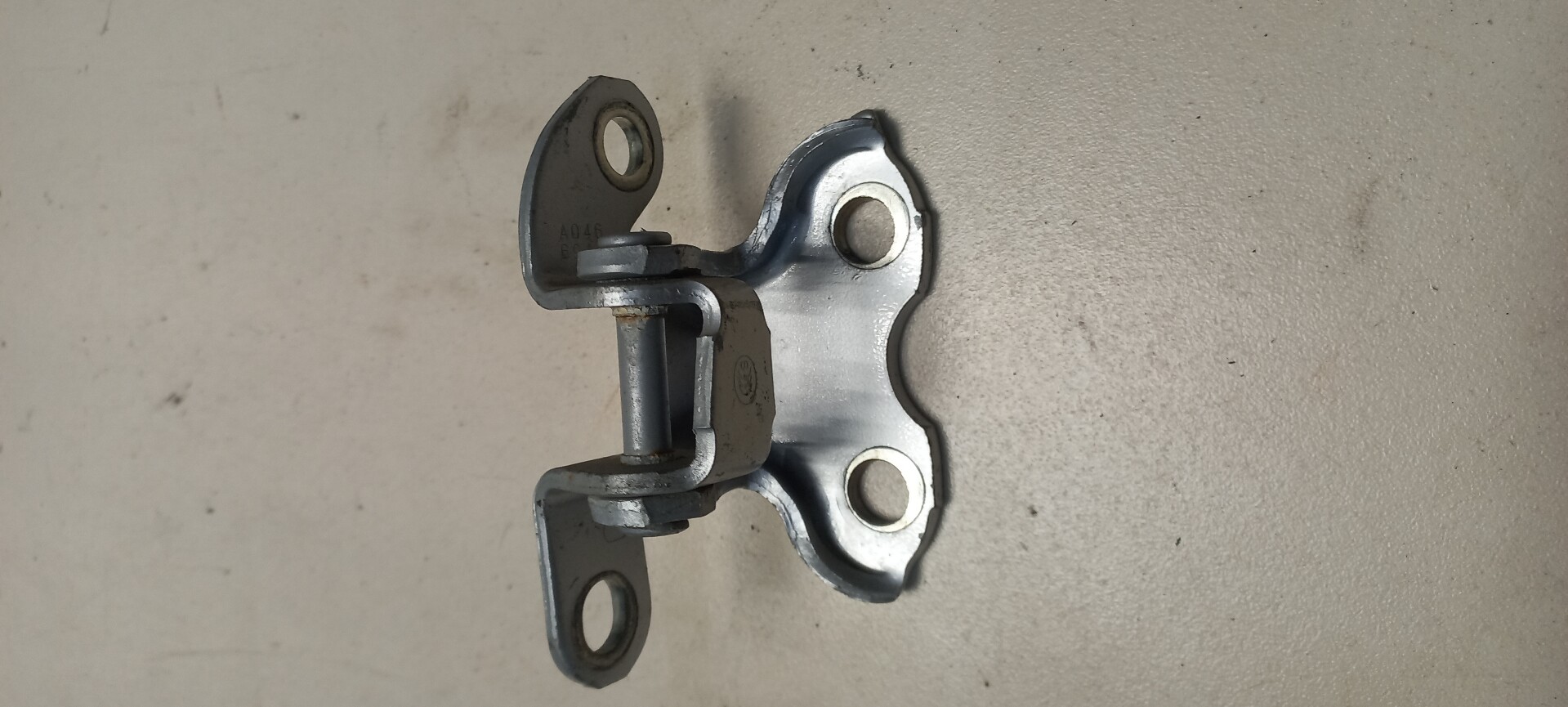 Петля двери