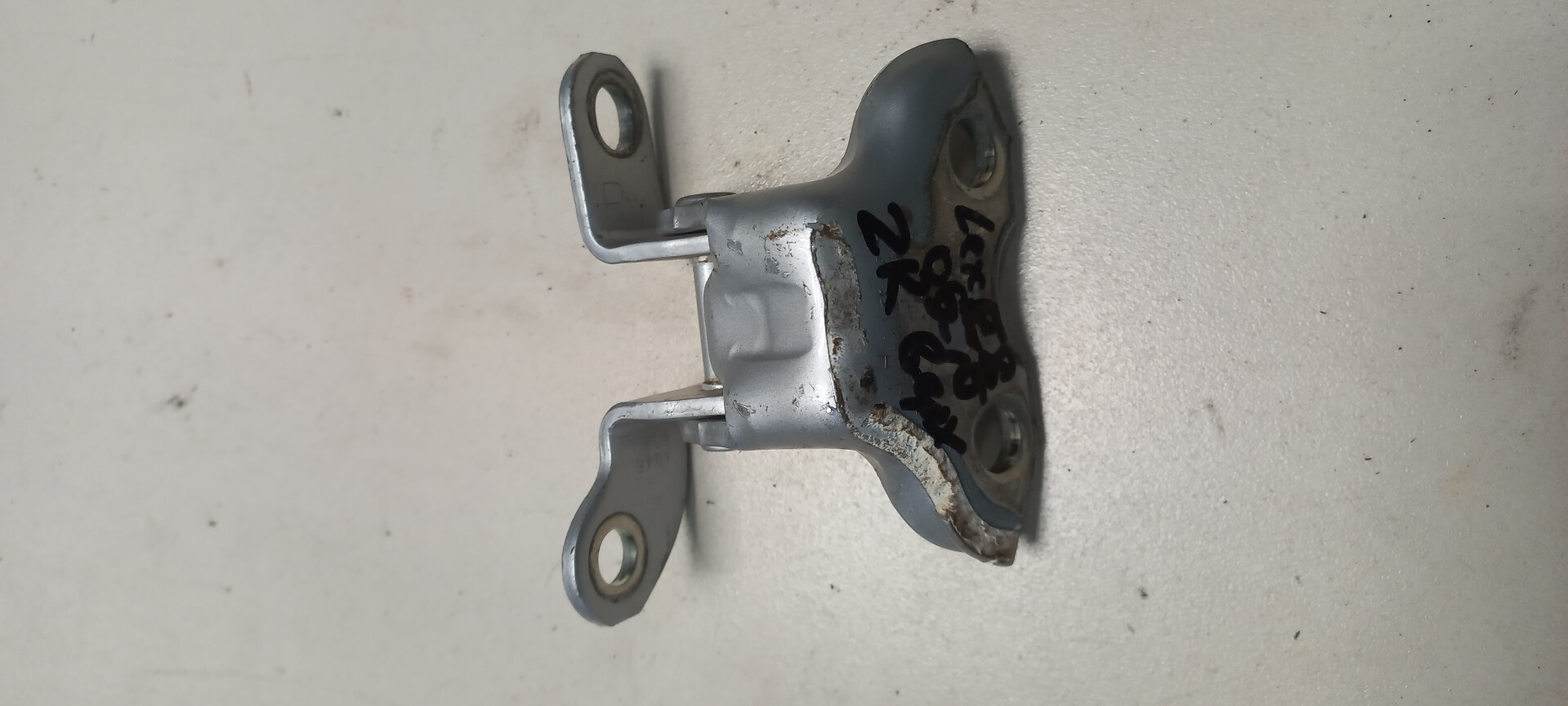 Петля двери