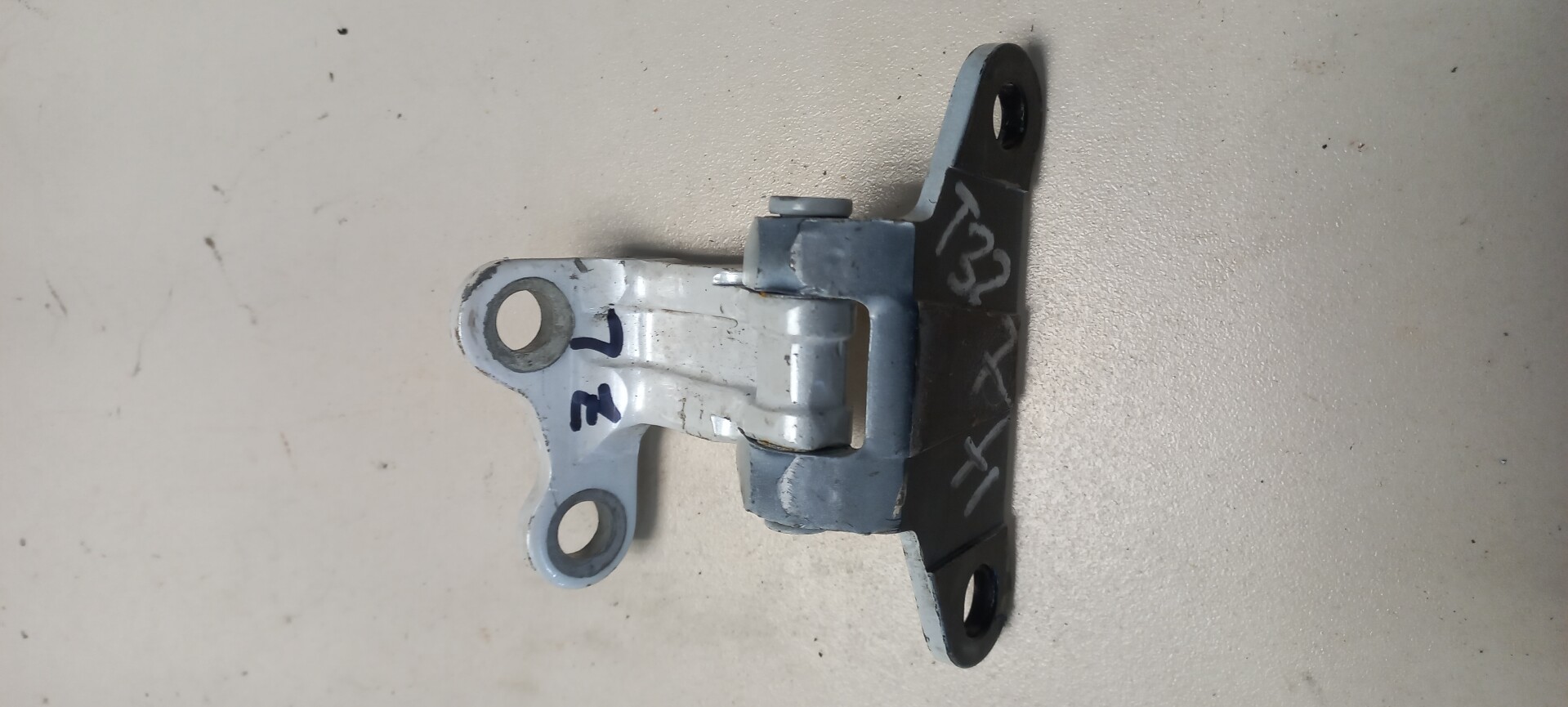 Петля двери