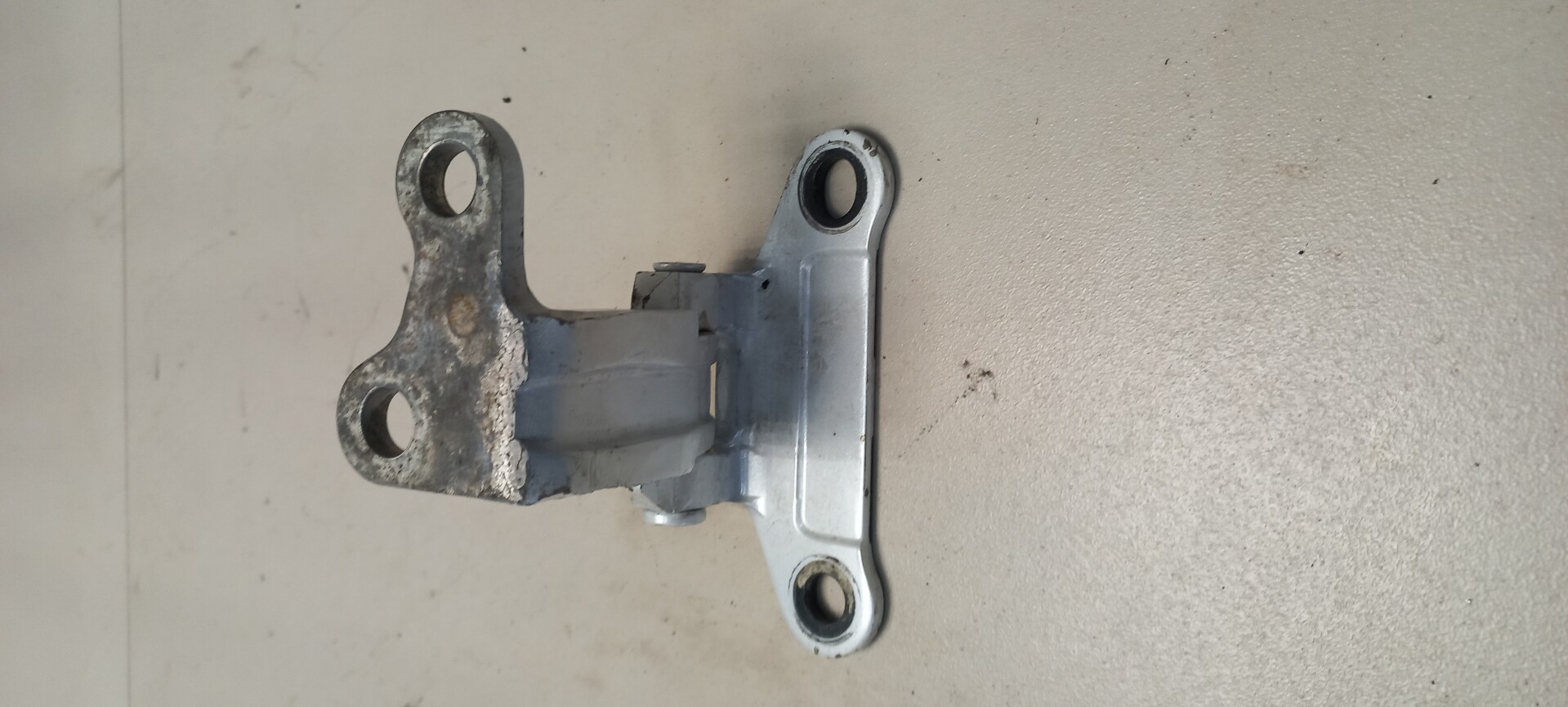 Петля двери