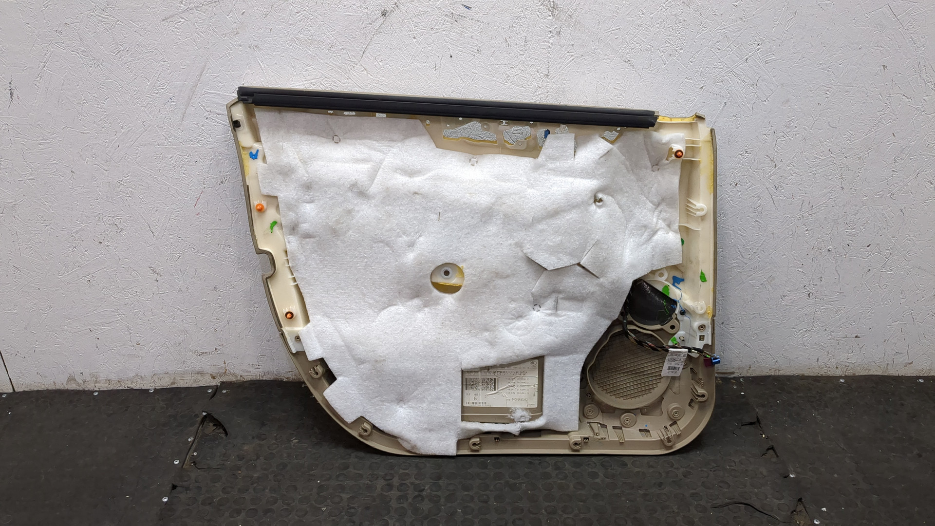 Обшивка двери передней правой