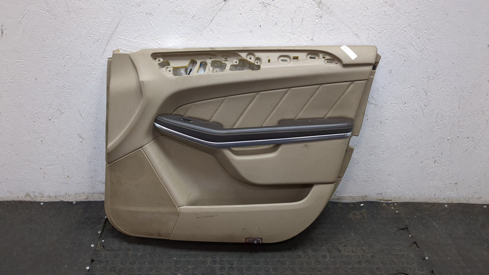 Обшивка двери передней правой