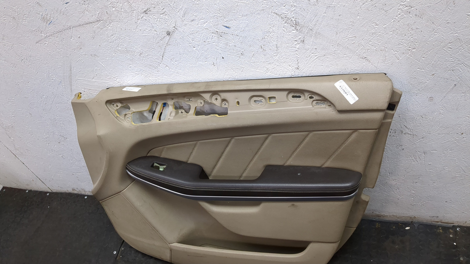 Обшивка двери передней правой