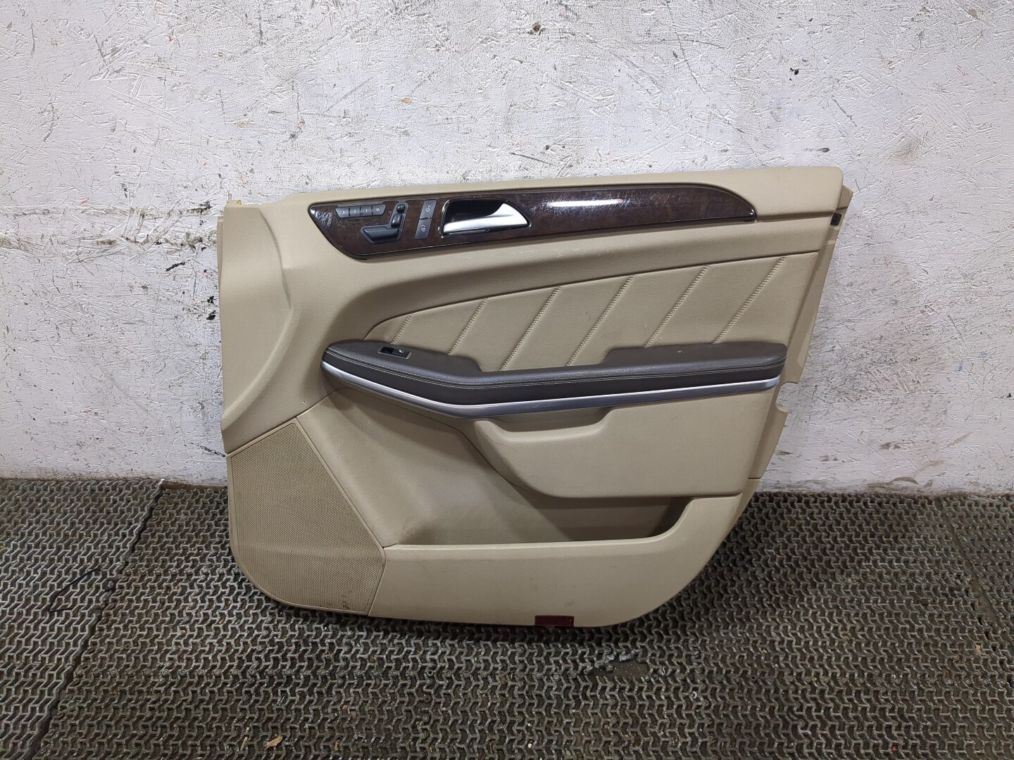 Обшивка двери передней правой