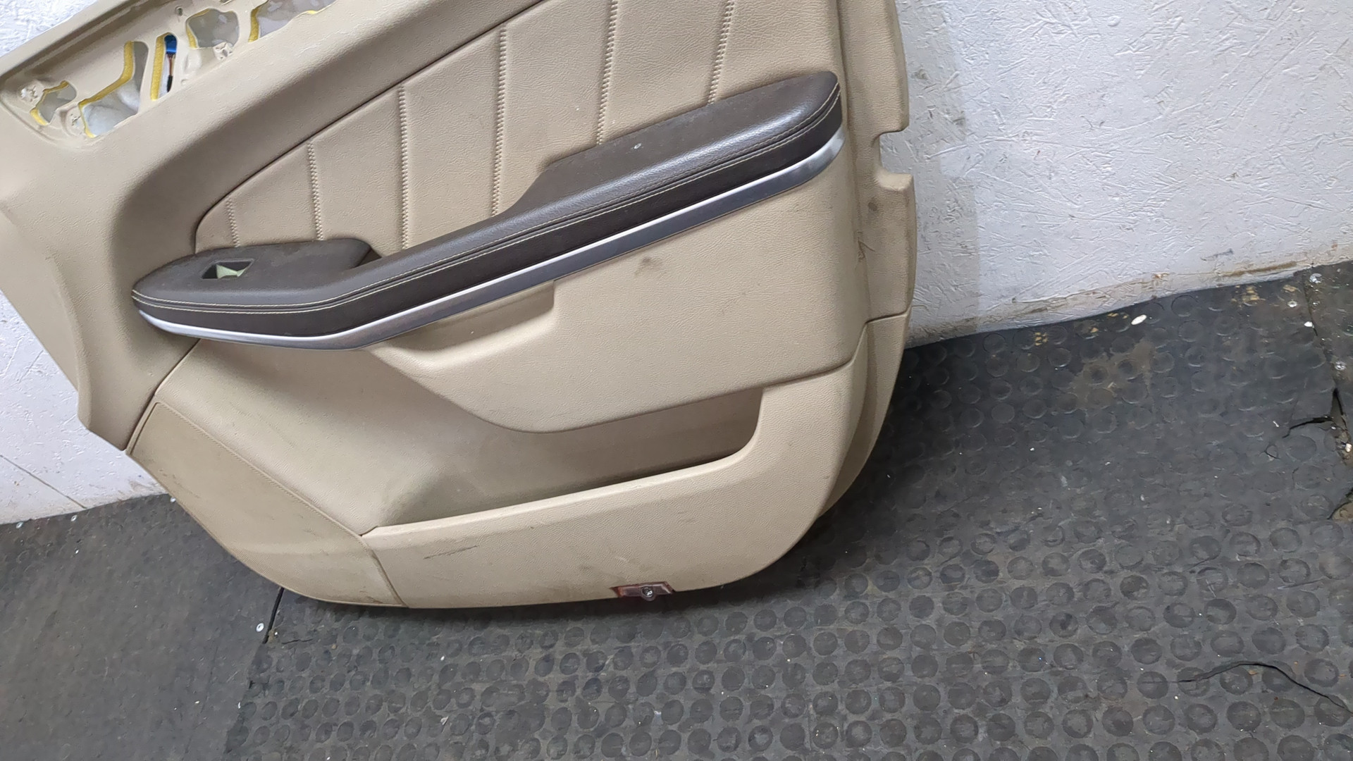 Обшивка двери передней правой