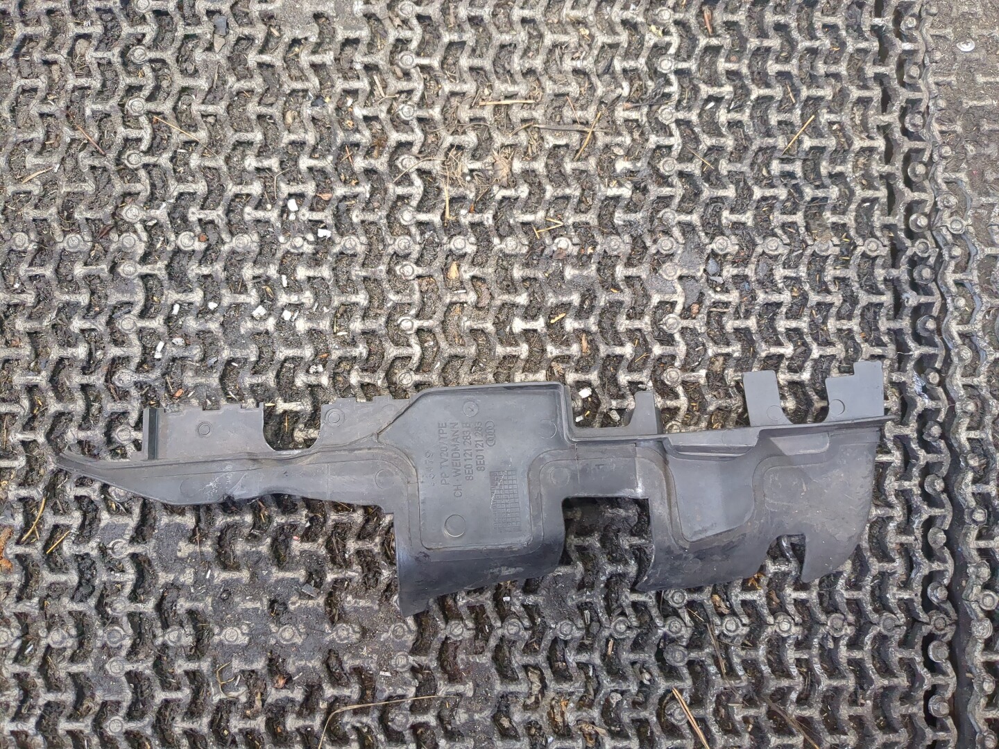 Воздуховод радиатора левый