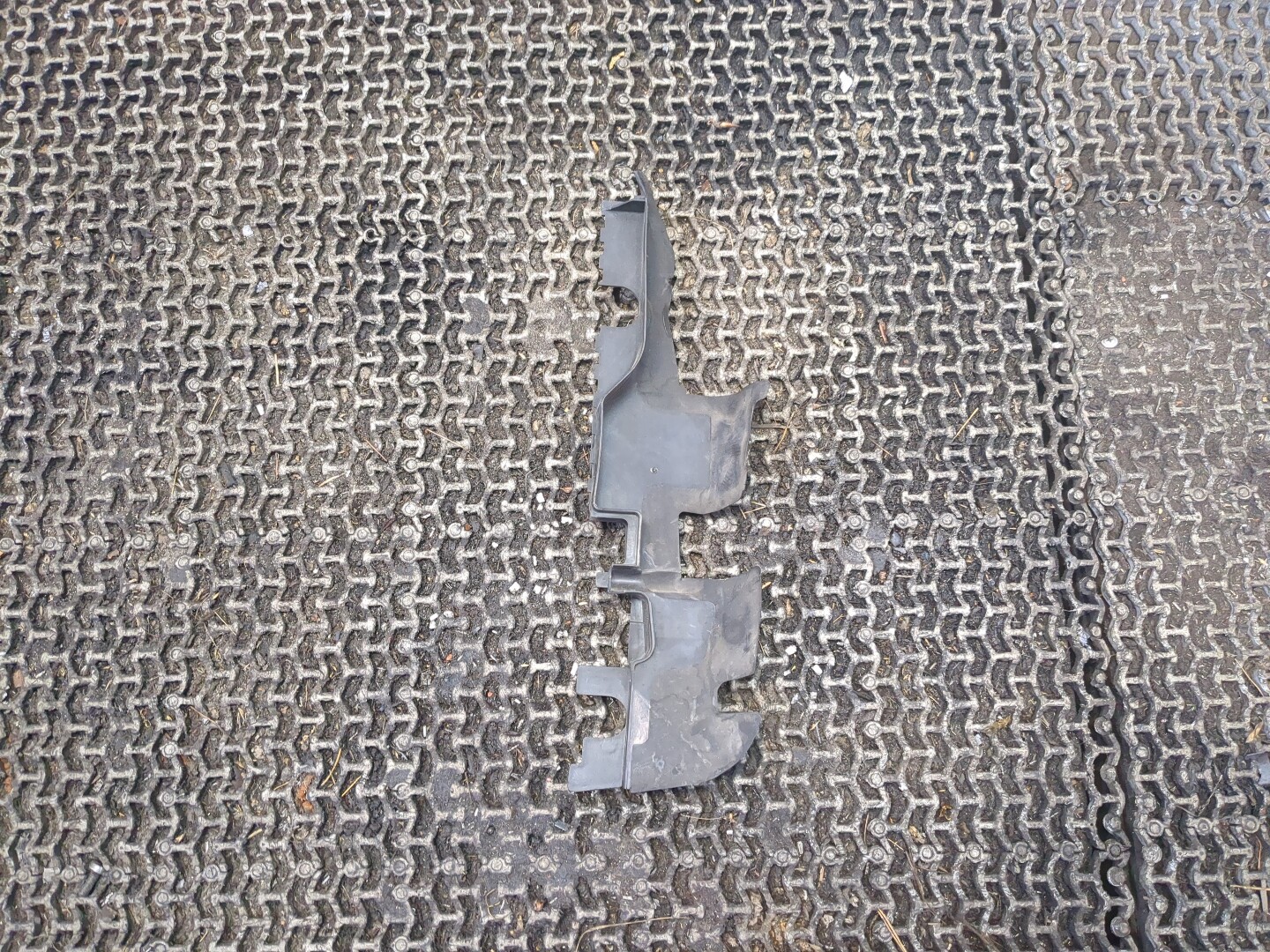 Воздуховод радиатора левый