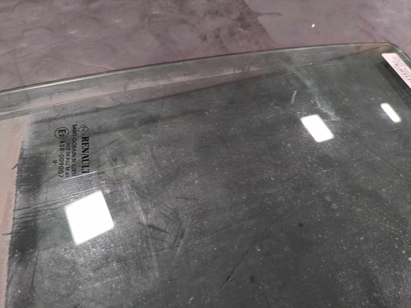 Стекло двери передней правой