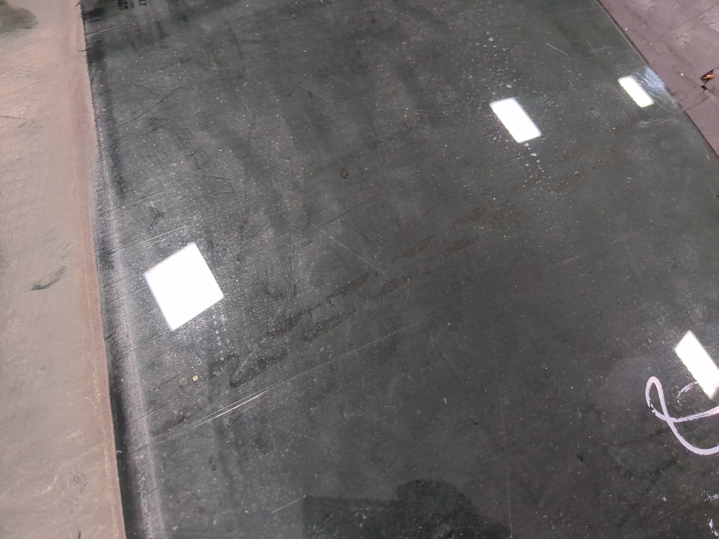 Стекло двери передней правой