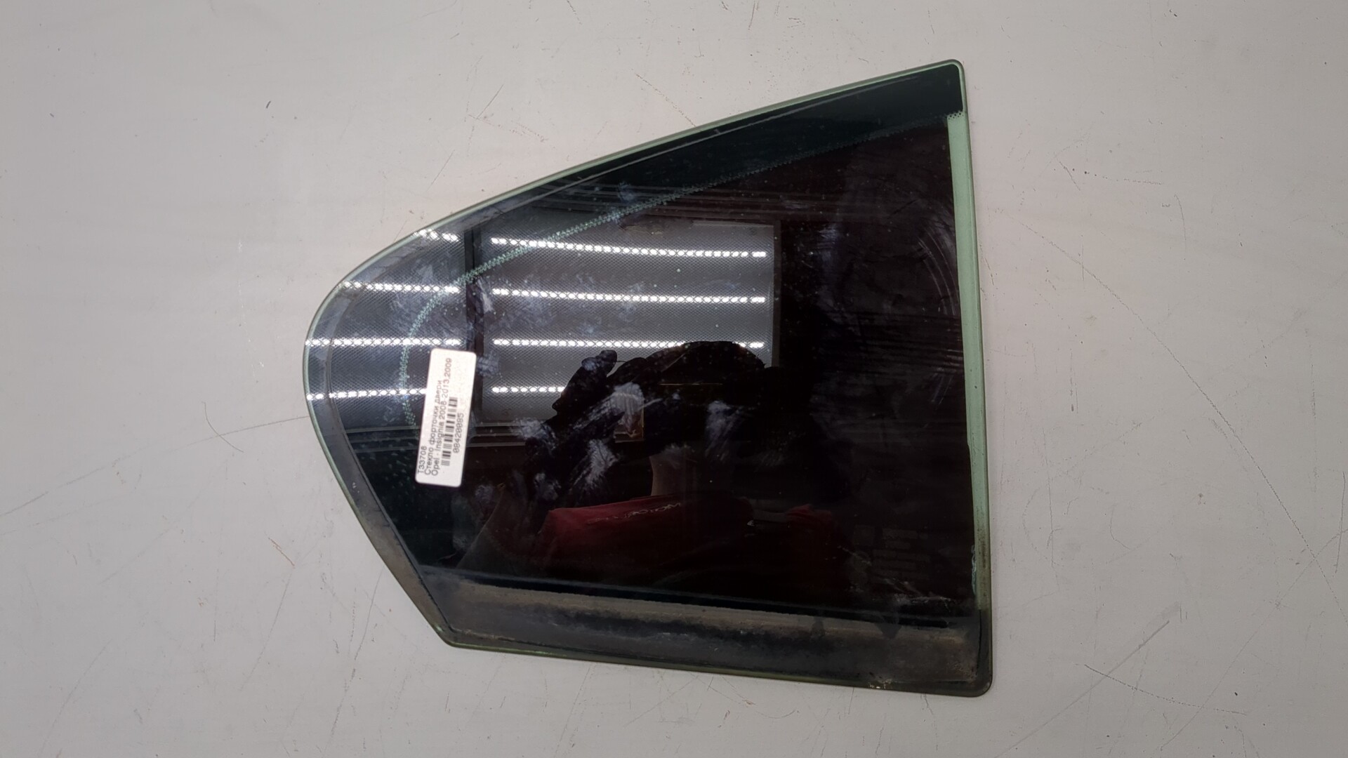 Стекло двери задней правой (форточка)