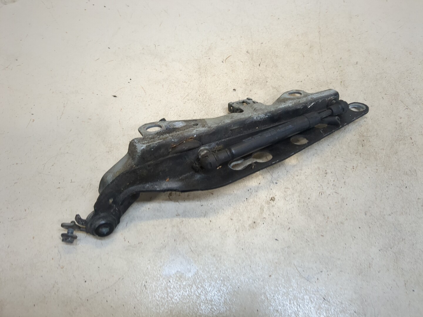 Петля капота левая