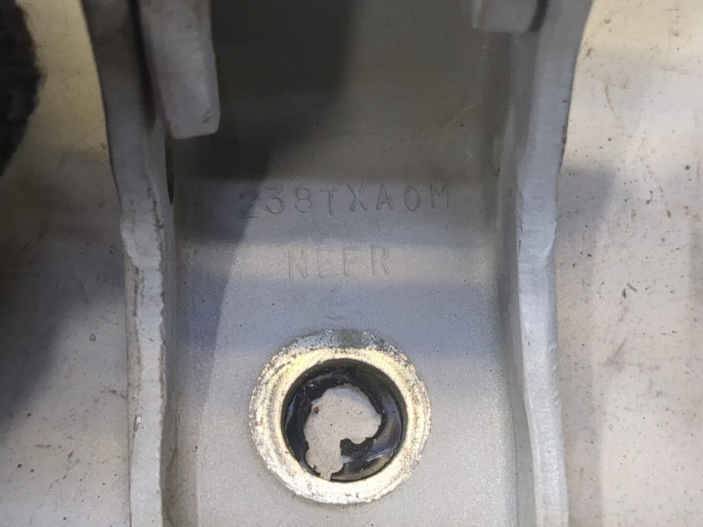 Петля двери