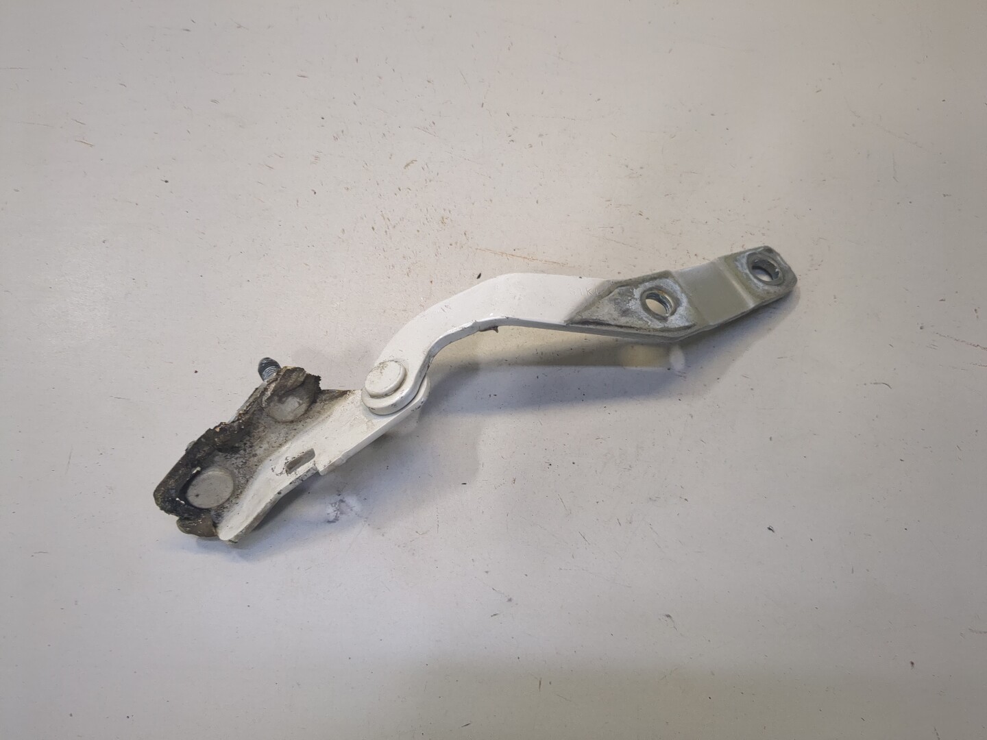 Петля крышки багажника