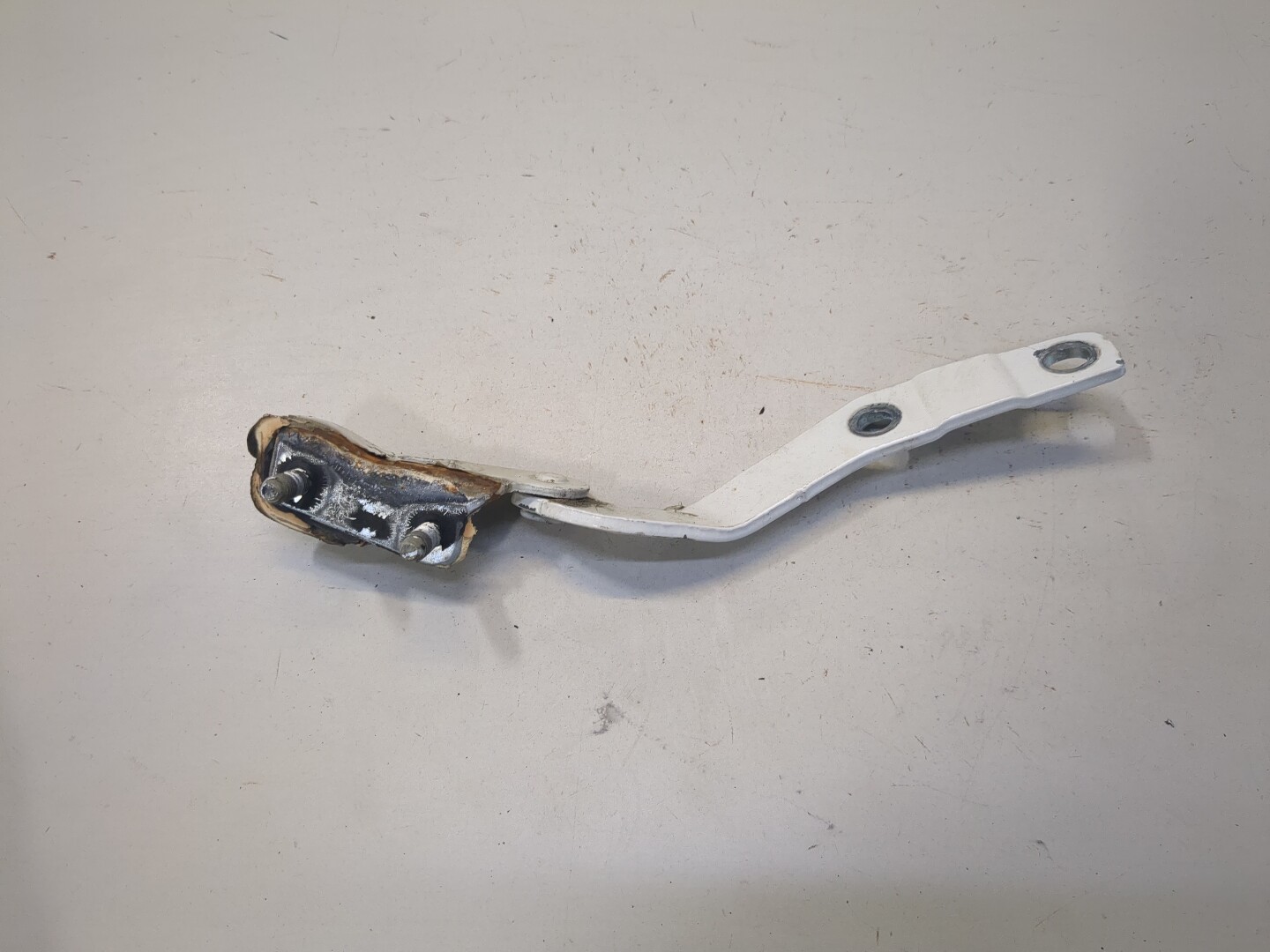 Петля крышки багажника