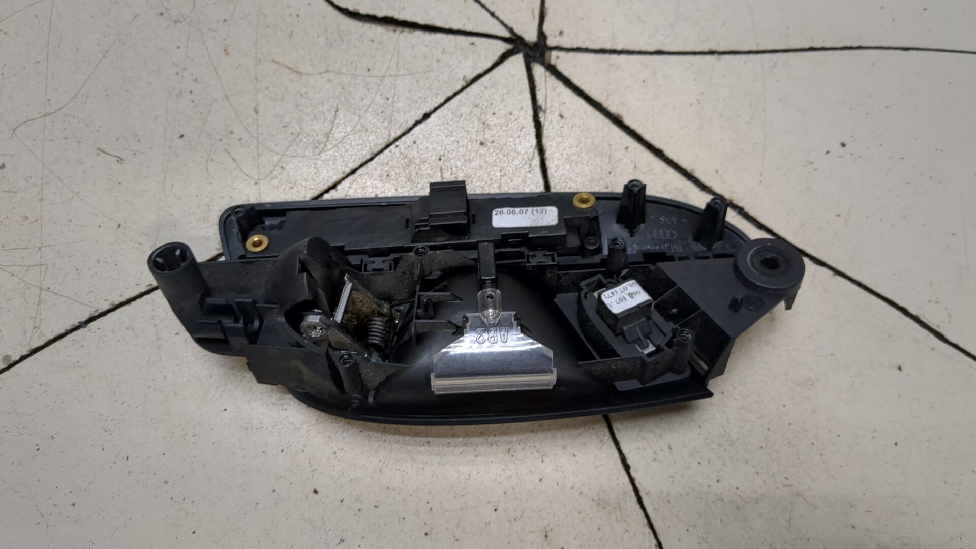 Ручка двери передней внутренняя левая