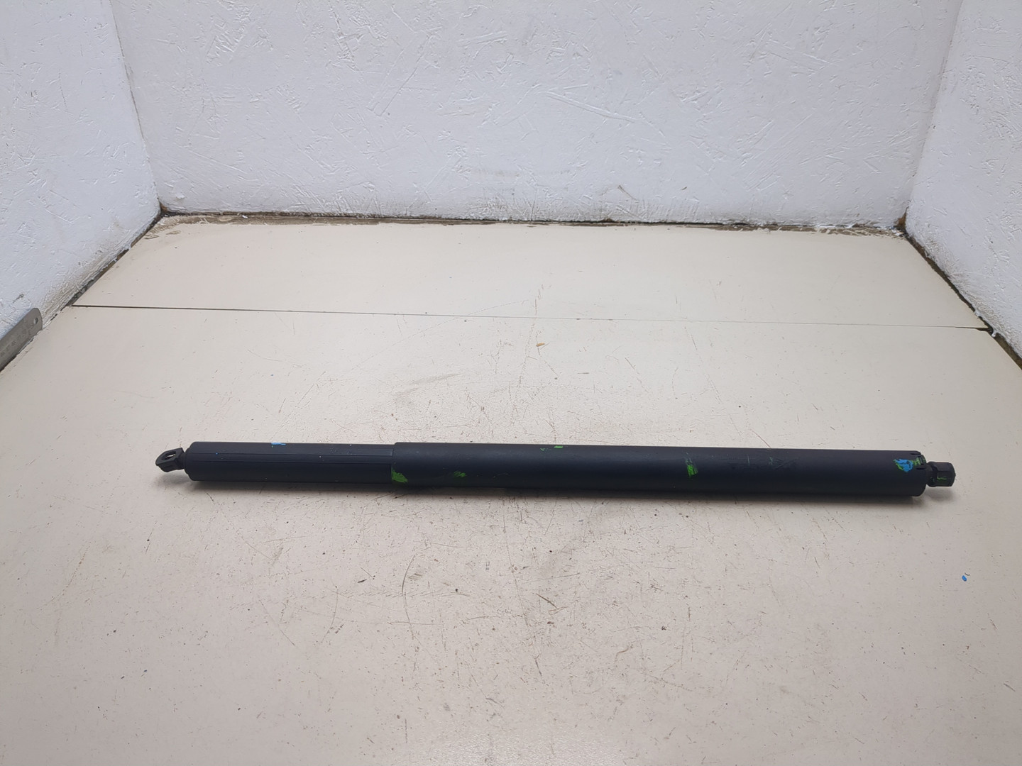 Амортизатор крышки багажника