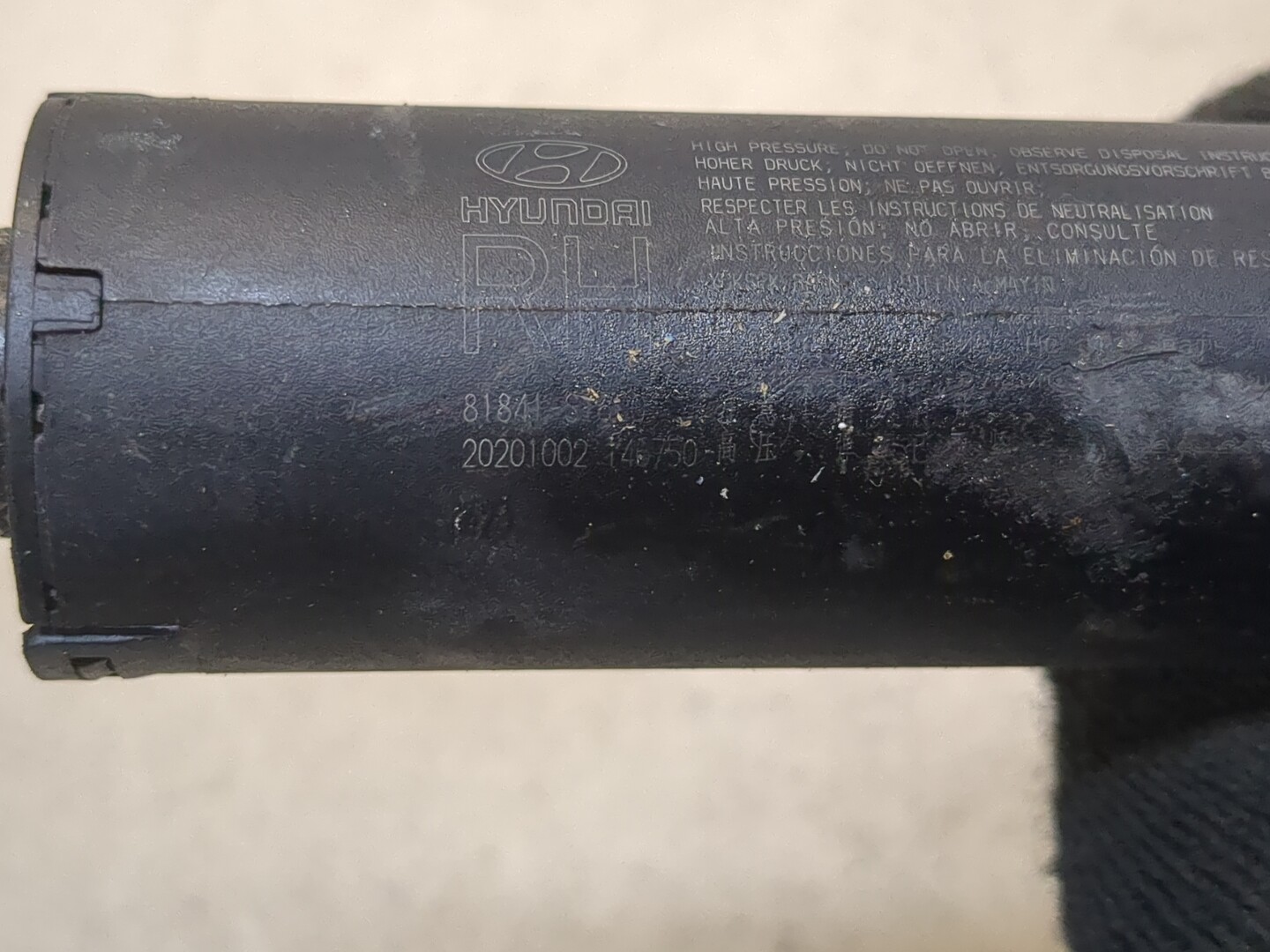 Амортизатор крышки багажника