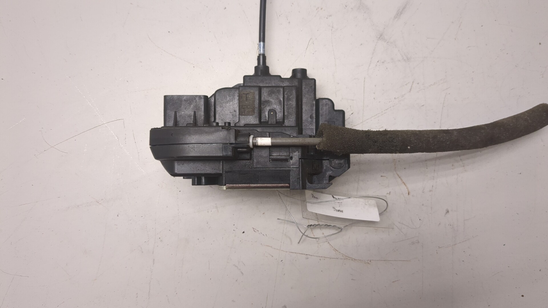 Замок двери передней левой